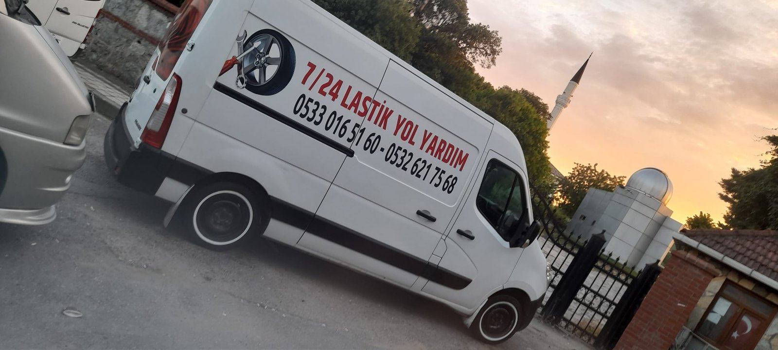 Bağdat Caddesi oto lastik yol yardım servis aracı